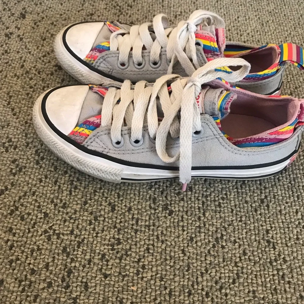 Converse Kids Low-Top Canvas Sneakers in Light Gray with Rainbow Trim